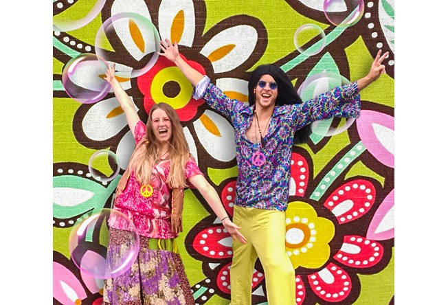 Steltlopers: Hippies Ibiza entertainment